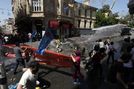 Taksim Meydanı polis müdahalesiyle savaş alanına döndü