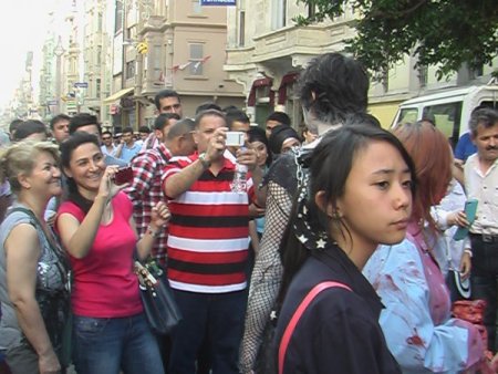 Taksim’i Zombiler Bastı