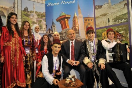 Topbaş, Türkçe Olimpiyatları Kültür Şöleni'nde Stantları Gezdi