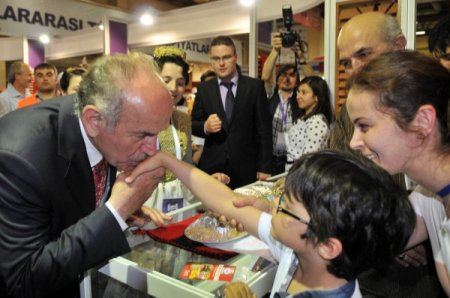 Topbaş, Türkçe Olimpiyatları Kültür Şöleni'nde Stantları Gezdi