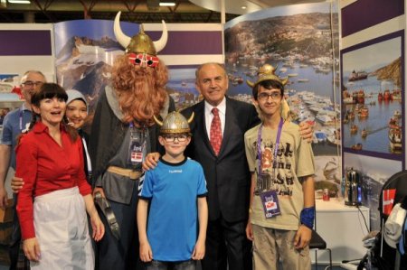 Topbaş, Türkçe Olimpiyatları Kültür Şöleni'nde Stantları Gezdi