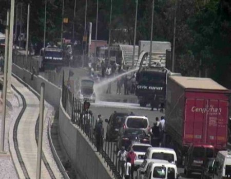 Trafikte yanan aracı TOMA söndürdü