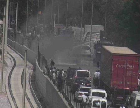 Trafikte yanan aracı TOMA söndürdü