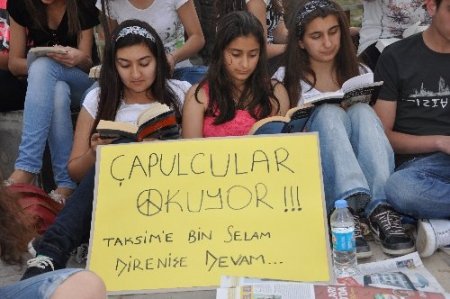 Tunceli’de liseli öğrencilerden Taksim’e kitaplı destek