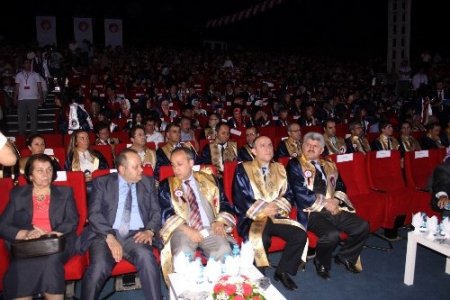 Turgut Özal Üniversitesi, mezunlarını görkemli törenle uğurladı