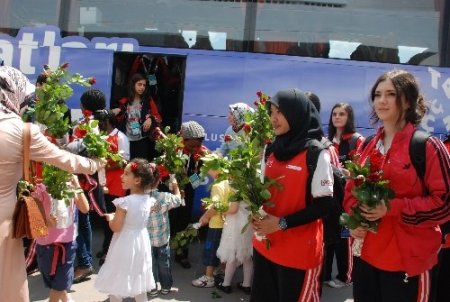 Türkçenin Çocukları, Kocaeli'nde güllerle karşılandı