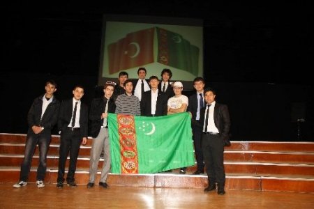 Türkmen öğrencilerin mezuniyet coşkusu