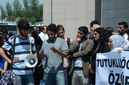 Tutuklu Öğrenciler İçin Adliye Önünde Eylem