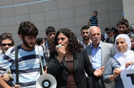 Tutuklu Öğrenciler İçin Adliye Önünde Eylem
