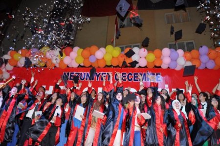 Ufuk Eğitim Kurumları, Öğrencilerini Törenle Uğurladı