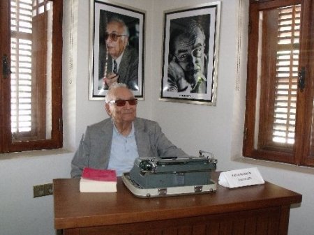 Yaşar Kemal, Karacaoğlan Edebiyat Müze Kütüphanesi’ni ziyaret etti