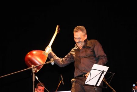 Yavuz Bingöl, Moskova’da Nazım Gecesinde Türküleri İle Coşturdu