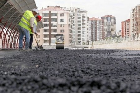 Yenimahalle’ye bir ayda 23 bin ton asfalt serildi