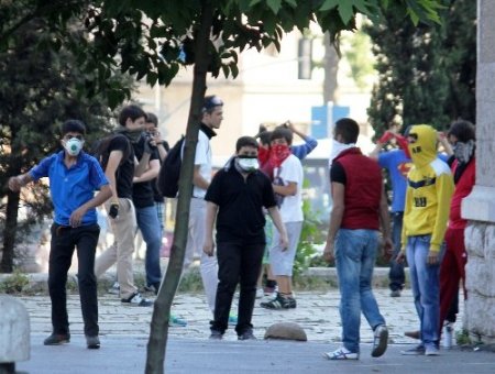 Yüzü maskeli şahıslardan polisi tinerciye bıçaklatma girişimi (Özel)