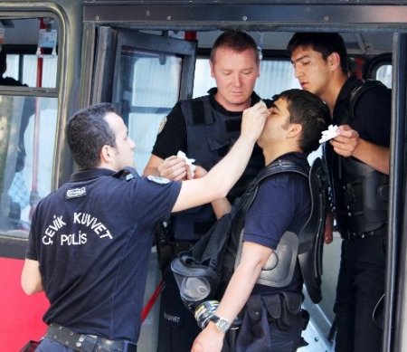 Yüzü maskeli şahıslardan polisi tinerciye bıçaklatma girişimi (Özel)