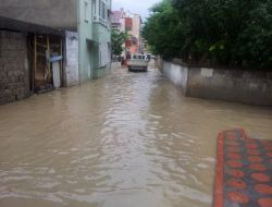 Bafrada, Sağanak Yağmur Hayatı Felç Etti