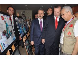 Başbakan Erdoğan, Nijerde Türk Doktorlarının Fotoğraf Sergisini Gezdi