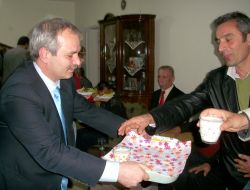 Kozan Belediye Başkanı Özgandan Partililere Çiğköfte Ve Ayran İkramı