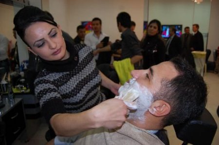 Bu Berberde Saç Sakal Traşını Bayanlar Yapıyor