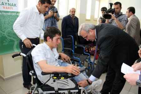 Kaynak Vakfı'ndan Depremzede Öğrencilere Karne Hediyesi