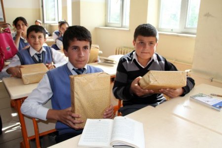 Kaynak Vakfı'ndan Depremzede Öğrencilere Karne Hediyesi