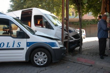 Polis Aracı Kaza Yaptı