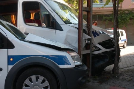 Polis Aracı Kaza Yaptı