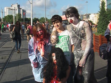 Taksim’i Zombiler Bastı