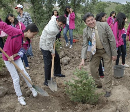 Türkçe Konuşan Dünya Çocukları Sevgi Ormanı'na Fidan Dikti