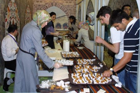 Türkçe Olimpiyatları Kültür Şöleni’nde Azeri Baklavası İlgi Gördü