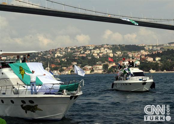 Boğaziçinde dev Bursa bayrakları! 6