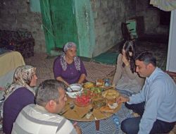 Gökçebey Kaymakamı Halit Benek Yoksul Ailelerin Sofrasına Konuk Oluyor