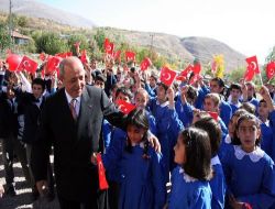 Emekli Paşa, Mezun Olduğu Okulun Öğrencilerine Giyim Ve Kırtasiye Yardımında Bulundu