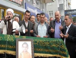 Kırık Kolu İçin Hastaneye Kaldırılan Küçük Yiğitin Cenazesi Toprağa Verildi