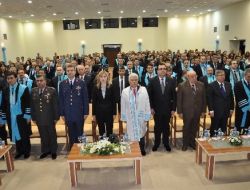 Balıkesir Üniversitesinde Öğretim Elemanları Cübbe Giydi