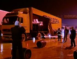 Tır’dan Yola Savrulan ‘gül Yağı’ Yüklü Bidonlar Trafiği Felç Etti