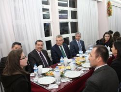 Vali Özcan, Yurt-kurda Kalan Öğrencilerin Sıkıntılarını Dinledi