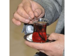 Kıtlama Şekerle İçilen Çay Yemek Borusu Ve Mideye Zarar Veriyor