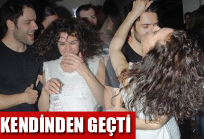 Genç sevgilisiyle kendinden geçti!..