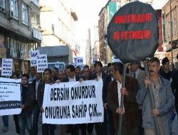Aleviler, CHP Adana İl Başkanlığı Binasına Siyah Çelenk Bıraktı!