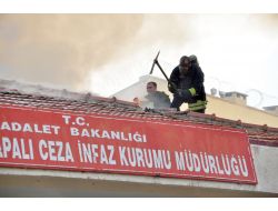 Manisada, Cezaevi Ziyaretçi Kabul Binasında Yangın Çıktı