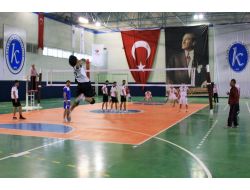 Üniversiteler Arası Voleybol Turnuvası Çekişmeli Maçlara Sahne Oluyor
