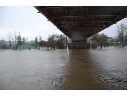 Sağanak Yağış Manavgat Irmağı Kenarındaki İşletmeleri Su Altında Bıraktı