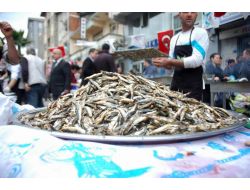 Yağmur düştü, hamsi yarı yarıya ucuzladı