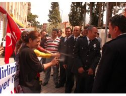 Kadirlide Polise Toplu Parfüm Sıkmalı Bayram Kutlaması