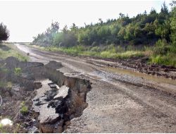 ÇÖKEN YOL TEHLİKE SAÇIYOR