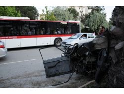 İkiye Bölünen Aracın Sürücüsü Kazadan Burnu Kanamadan Kurtuldu