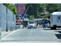 Başbakanlık Ofisi Önündeki Yol Araçlara Kapatıldı