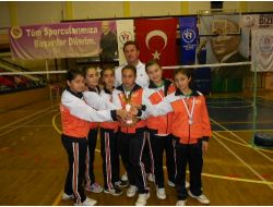 Adana Mehmet Adil İkiz Ortaokulu Kız Takımı, Badmintonda Türkiye Üçüncüsü Oldu