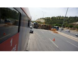 Devrilen Kum Yüklü Kamyon Trafiği Kilitledi